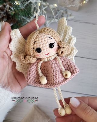 🌸 Krásnu nedeľu všetkým prajem! 🌸 Ako som sľúbila, postupne vám budem ukazovať rôzne varianty Julinky, ktoré sa mi...